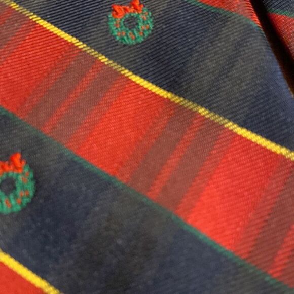 Christmas Wreath Tie   - Picture 4 of 5